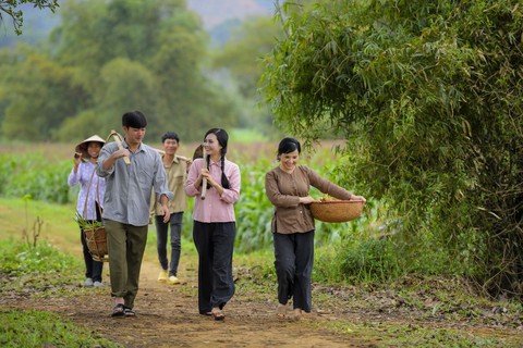 Em bé Hà Nội Lan Hương tưới rau, nhổ cỏ trong MV Tết - Ảnh 2. Em bé Hà Nội Lan Hương tưới rau, nhổ cỏ trong MV Tết - Ảnh 2.