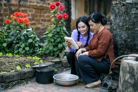Em bé Hà Nội Lan Hương tưới rau, nhổ cỏ trong MV Tết - Ảnh 4. Em bé Hà Nội Lan Hương tưới rau, nhổ cỏ trong MV Tết - Ảnh 4.