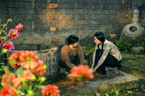 Em bé Hà Nội Lan Hương tưới rau, nhổ cỏ trong MV Tết - Ảnh 3. Em bé Hà Nội Lan Hương tưới rau, nhổ cỏ trong MV Tết - Ảnh 3.