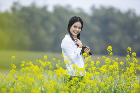 Em bé Hà Nội Lan Hương tưới rau, nhổ cỏ trong MV Tết - Ảnh 7. Em bé Hà Nội Lan Hương tưới rau, nhổ cỏ trong MV Tết - Ảnh 7.