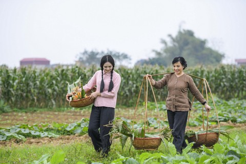 Em bé Hà Nội Lan Hương tưới rau, nhổ cỏ trong MV Tết - Ảnh 8. Em bé Hà Nội Lan Hương tưới rau, nhổ cỏ trong MV Tết - Ảnh 8.