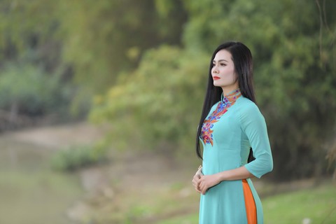 Em bé Hà Nội Lan Hương tưới rau, nhổ cỏ trong MV Tết - Ảnh 9. Em bé Hà Nội Lan Hương tưới rau, nhổ cỏ trong MV Tết - Ảnh 9.