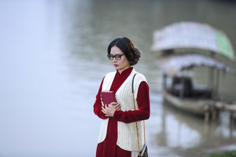 Em bé Hà Nội Lan Hương tưới rau, nhổ cỏ trong MV Tết - Ảnh 10. Em bé Hà Nội Lan Hương tưới rau, nhổ cỏ trong MV Tết - Ảnh 10.
