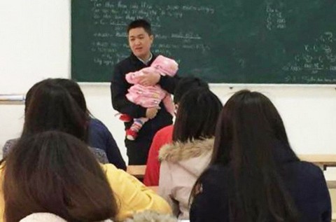 Cảm động thầy giáo bế con suốt 2 giờ cho nữ sinh viên làm bài thi - Ảnh 1. Cảm động thầy giáo bế con suốt 2 giờ cho nữ sinh viên làm bài thi - Ảnh 1.