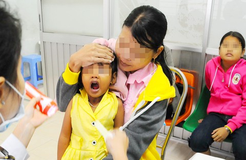 Đề phòng trẻ bị hóc dị vật ngày tết - Ảnh 1. Đề phòng trẻ bị hóc dị vật ngày tết - Ảnh 1.