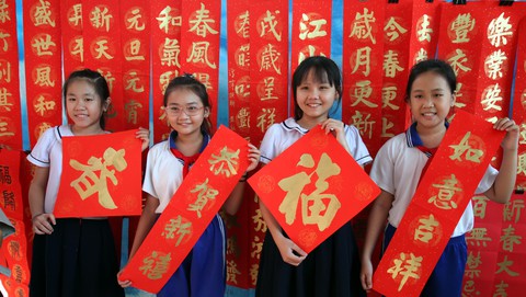 Liễn đối thư pháp rộn ràng không khí tết - Ảnh 6. Liễn đối thư pháp rộn ràng không khí tết - Ảnh 6.