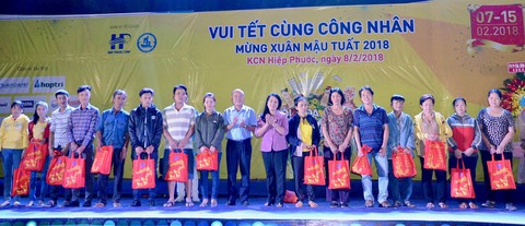 Vui Tết cùng 500 công nhân xa quê - Ảnh 2. Vui Tết cùng 500 công nhân xa quê - Ảnh 2.