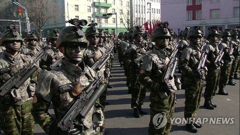 Triều Tiên lại đưa tên lửa Hwasong-15 ra duyệt binh - Ảnh 2. Triều Tiên lại đưa tên lửa Hwasong-15 ra duyệt binh - Ảnh 2.