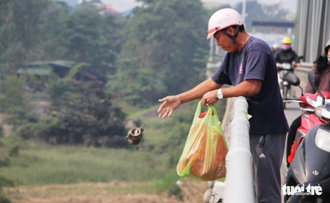 Thả cá tiễn ông Táo, đổ cả... đồ thờ xuống hồ Tây - Ảnh 14. Thả cá tiễn ông Táo, đổ cả... đồ thờ xuống hồ Tây - Ảnh 14.