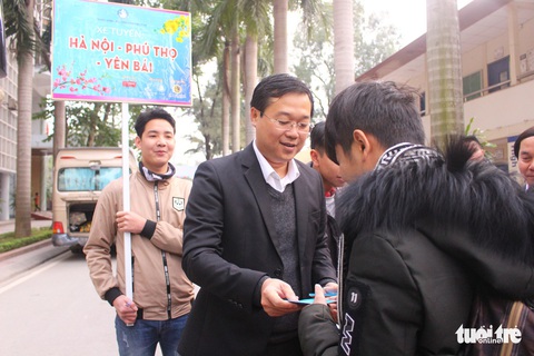 Chuyến xe miễn phí đưa sinh viên Hà Nội về quê - Ảnh 3. Chuyến xe miễn phí đưa sinh viên Hà Nội về quê - Ảnh 3.