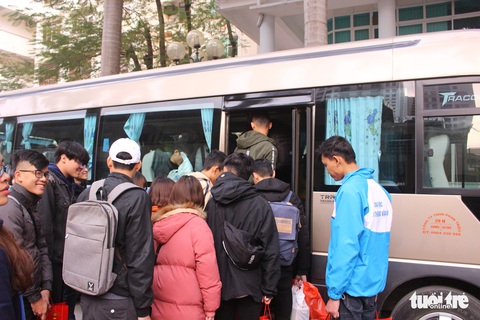Chuyến xe miễn phí đưa sinh viên Hà Nội về quê - Ảnh 4. Chuyến xe miễn phí đưa sinh viên Hà Nội về quê - Ảnh 4.