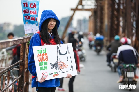 Chàng Tây dọn rác ngày cúng Táo Quân - Ảnh 4. Chàng Tây dọn rác ngày cúng Táo Quân - Ảnh 4.