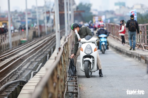 Chàng Tây dọn rác ngày cúng Táo Quân - Ảnh 9. Chàng Tây dọn rác ngày cúng Táo Quân - Ảnh 9.