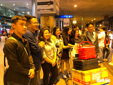 Vạ vật trắng đêm đón Việt kiều về quê ăn Tết - Ảnh 11. Vạ vật trắng đêm đón Việt kiều về quê ăn Tết - Ảnh 11.
