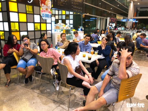 Vạ vật trắng đêm đón Việt kiều về quê ăn Tết - Ảnh 5. Vạ vật trắng đêm đón Việt kiều về quê ăn Tết - Ảnh 5.