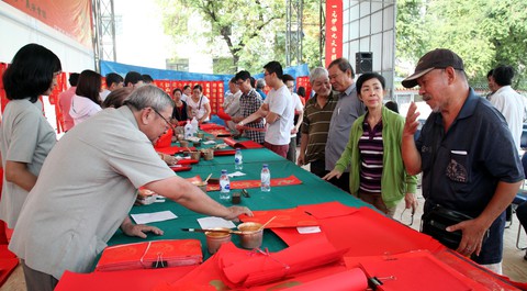 Liễn đối thư pháp rộn ràng không khí tết - Ảnh 7. Liễn đối thư pháp rộn ràng không khí tết - Ảnh 7.