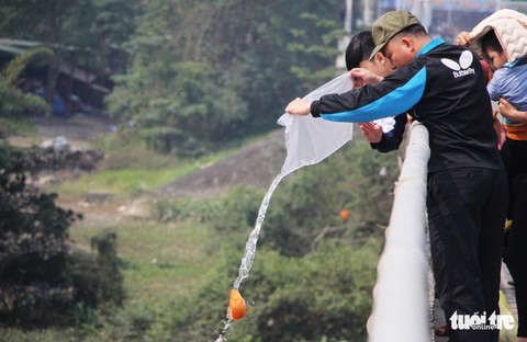 Thả cá tiễn ông Táo, đổ cả... đồ thờ xuống hồ Tây - Ảnh 8. Thả cá tiễn ông Táo, đổ cả... đồ thờ xuống hồ Tây - Ảnh 8.