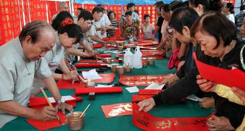 Liễn đối thư pháp rộn ràng không khí tết - Ảnh 1. Liễn đối thư pháp rộn ràng không khí tết - Ảnh 1.