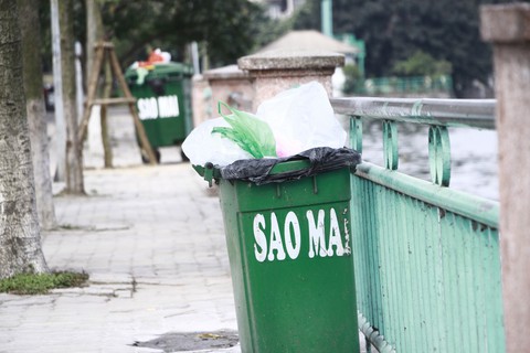 Thả cá tiễn ông Táo, đổ cả... đồ thờ xuống hồ Tây - Ảnh 4. Thả cá tiễn ông Táo, đổ cả... đồ thờ xuống hồ Tây - Ảnh 4.