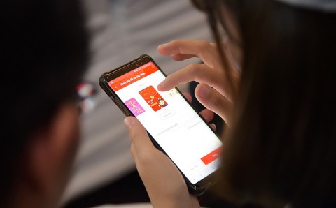 Tết này lạ mắt với chả lụa có chữ, lì xì qua ví điện tử - Ảnh 2. Tết này lạ mắt với chả lụa có chữ, lì xì qua ví điện tử - Ảnh 2.