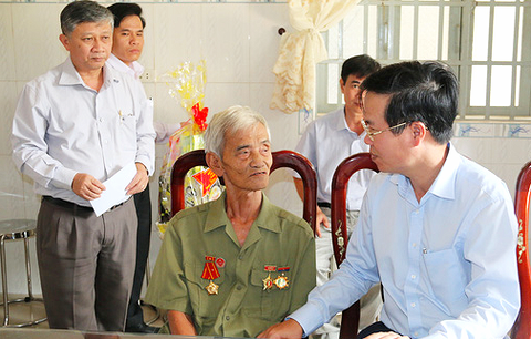 Ông Võ Văn Thưởng thăm, tặng quà thương binh ở Đồng Nai - Ảnh 1. Ông Võ Văn Thưởng thăm, tặng quà thương binh ở Đồng Nai - Ảnh 1.