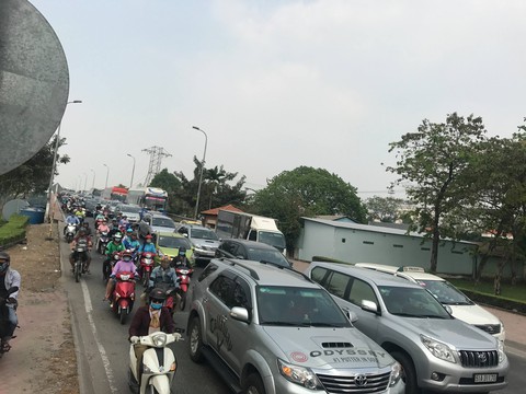 Hà Nội, Sài Gòn: Chen nhau mua vé xe về quê - Ảnh 2. Hà Nội, Sài Gòn: Chen nhau mua vé xe về quê - Ảnh 2.