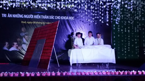 Hàng ngàn sinh viên y khoa Huế tri ân người hiến xác - Ảnh 3. Hàng ngàn sinh viên y khoa Huế tri ân người hiến xác - Ảnh 3.