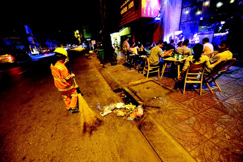 Đón giao thừa ngoài đường bên cây chổi, thùng rác - Ảnh 4. Đón giao thừa ngoài đường bên cây chổi, thùng rác - Ảnh 4.