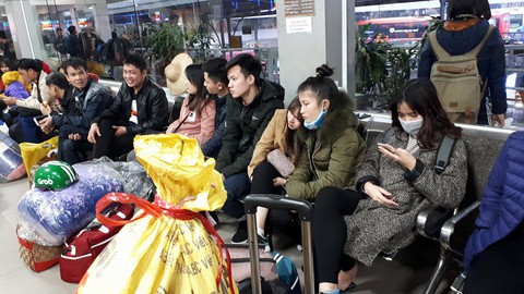 Hà Nội, Sài Gòn: Chen nhau mua vé xe về quê - Ảnh 3. Hà Nội, Sài Gòn: Chen nhau mua vé xe về quê - Ảnh 3.