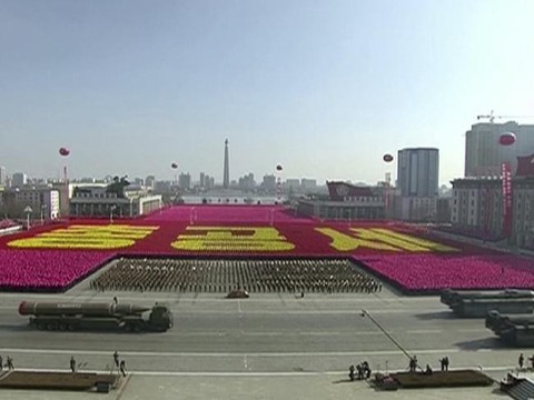 Triều Tiên khoe hàng trăm tên lửa trước thềm Olympic - Ảnh 8. Triều Tiên khoe hàng trăm tên lửa trước thềm Olympic - Ảnh 8.