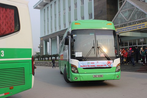 Chuyến xe yêu thương chở bệnh nhân ung thư về nhà ăn tết - Ảnh 4. Chuyến xe yêu thương chở bệnh nhân ung thư về nhà ăn tết - Ảnh 4.