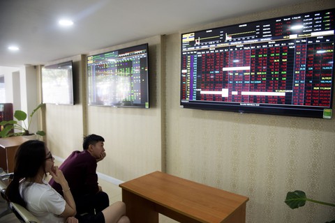 Cổ phiếu lại dậy sóng, Vn Index quay đầu vượt mốc 1.000 điểm - Ảnh 1. Cổ phiếu lại dậy sóng, Vn Index quay đầu vượt mốc 1.000 điểm - Ảnh 1.