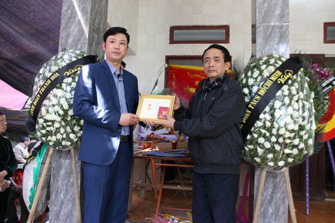 Truy tặng huy hiệu Tuổi trẻ dũng cảm cho sinh viên tử nạn vì cứu người đuối nước - Ảnh 1. Truy tặng huy hiệu Tuổi trẻ dũng cảm cho sinh viên tử nạn vì cứu người đuối nước - Ảnh 1.