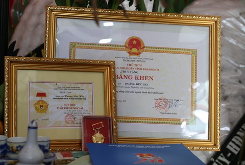 Truy tặng huy hiệu Tuổi trẻ dũng cảm cho sinh viên tử nạn vì cứu người đuối nước - Ảnh 2. Truy tặng huy hiệu Tuổi trẻ dũng cảm cho sinh viên tử nạn vì cứu người đuối nước - Ảnh 2.
