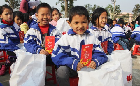 Tết đủ đầy hơn khi có quà của bạn đọc báo Tuổi Trẻ - Ảnh 5. Tết đủ đầy hơn khi có quà của bạn đọc báo Tuổi Trẻ - Ảnh 5.