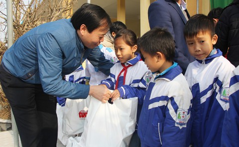 Tết đủ đầy hơn khi có quà của bạn đọc báo Tuổi Trẻ - Ảnh 4. Tết đủ đầy hơn khi có quà của bạn đọc báo Tuổi Trẻ - Ảnh 4.