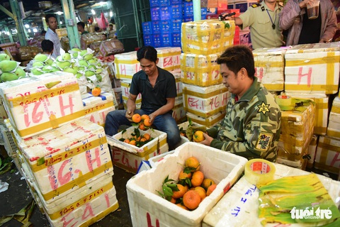 Chợ đầu mối ‘chạy đua’ cho cơn sốt hàng Tết - Ảnh 7. Chợ đầu mối ‘chạy đua’ cho cơn sốt hàng Tết - Ảnh 7.