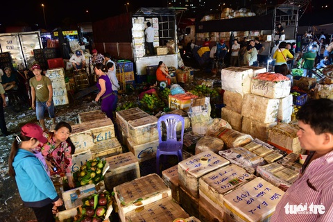 Chợ đầu mối ‘chạy đua’ cho cơn sốt hàng Tết - Ảnh 5. Chợ đầu mối ‘chạy đua’ cho cơn sốt hàng Tết - Ảnh 5.