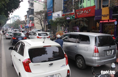 Cận tết, đường phố Hà Nội kẹt cứng từ sáng đến trưa - Ảnh 5. Cận tết, đường phố Hà Nội kẹt cứng từ sáng đến trưa - Ảnh 5.