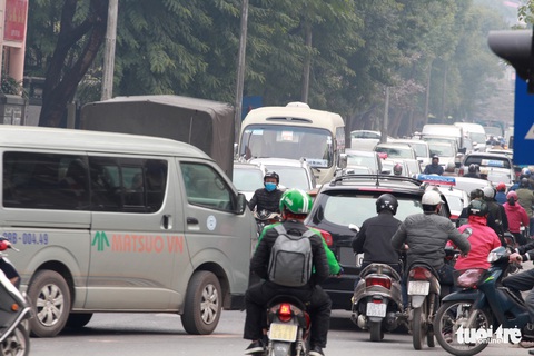 Cận tết, đường phố Hà Nội kẹt cứng từ sáng đến trưa - Ảnh 7. Cận tết, đường phố Hà Nội kẹt cứng từ sáng đến trưa - Ảnh 7.