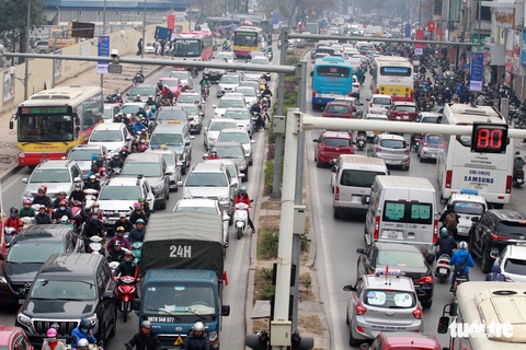 Cận tết, đường phố Hà Nội kẹt cứng từ sáng đến trưa - Ảnh 3. Cận tết, đường phố Hà Nội kẹt cứng từ sáng đến trưa - Ảnh 3.