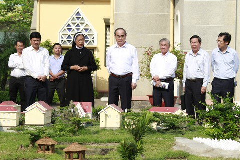 Bí thư Thành ủy Nguyễn Thiện Nhân chúc tết Dòng Mến Thánh giá Thủ Thiêm - Ảnh 1. Bí thư Thành ủy Nguyễn Thiện Nhân chúc tết Dòng Mến Thánh giá Thủ Thiêm - Ảnh 1.