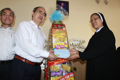 Bí thư Thành ủy Nguyễn Thiện Nhân chúc tết Dòng Mến Thánh giá Thủ Thiêm - Ảnh 4. Bí thư Thành ủy Nguyễn Thiện Nhân chúc tết Dòng Mến Thánh giá Thủ Thiêm - Ảnh 4.