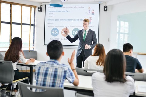Bí kíp săn học bổng từ Quỹ học bổng 34 tỉ đồng của Đại học Anh Quốc Việt Nam - Ảnh 2. Bí kíp săn học bổng từ Quỹ học bổng 34 tỉ đồng của Đại học Anh Quốc Việt Nam - Ảnh 2.