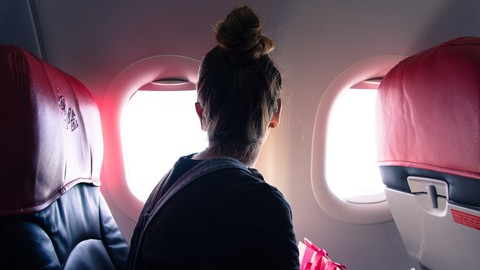 Vì sao nên thoa kem chống nắng khi đi máy bay? - Ảnh 1. Vì sao nên thoa kem chống nắng khi đi máy bay? - Ảnh 1.