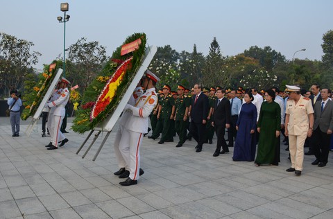Lãnh đạo TP.HCM dâng hương các anh hùng liệt sĩ - Ảnh 1. Lãnh đạo TP.HCM dâng hương các anh hùng liệt sĩ - Ảnh 1.