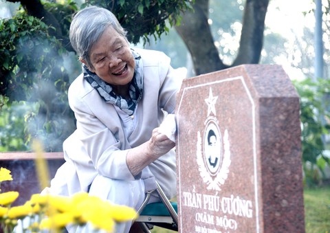 Lãnh đạo TP.HCM dâng hương các anh hùng liệt sĩ - Ảnh 2. Lãnh đạo TP.HCM dâng hương các anh hùng liệt sĩ - Ảnh 2.