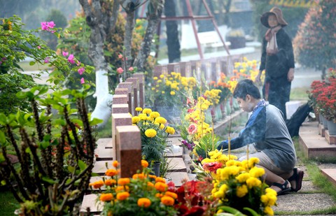 Lãnh đạo TP.HCM dâng hương các anh hùng liệt sĩ - Ảnh 3. Lãnh đạo TP.HCM dâng hương các anh hùng liệt sĩ - Ảnh 3.