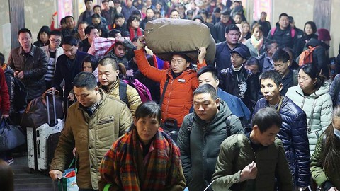 Dân Trung Quốc về quê vẫn đông nhưng không còn bị hành xác - Ảnh 1. Dân Trung Quốc về quê vẫn đông nhưng không còn bị hành xác - Ảnh 1.