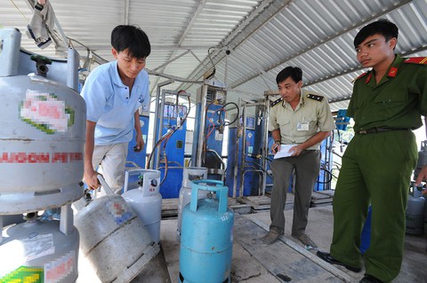 Bộ trưởng buồn vì công chức vô can khi để gas giả tràn lan - Ảnh 1. Bộ trưởng buồn vì công chức vô can khi để gas giả tràn lan - Ảnh 1.